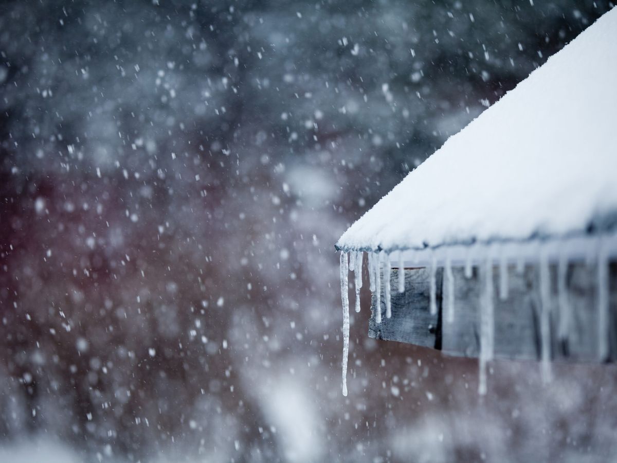 Winter_Roof_iStock_160840799